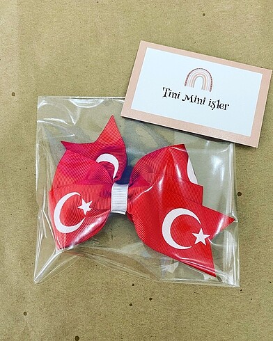 Beden kırmızı Renk Ay Yıldızlı 23 Nisan Tokası