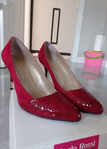 Kırmızı stiletto
