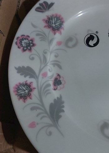 Gri Çiçek Desenli Beyaz Yemek Tabağı kırık beyaz ve incedir - Görsel 2