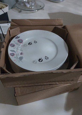 Gri Çiçek Desenli Beyaz Yemek Tabağı kırık beyaz ve incedir - Görsel 4