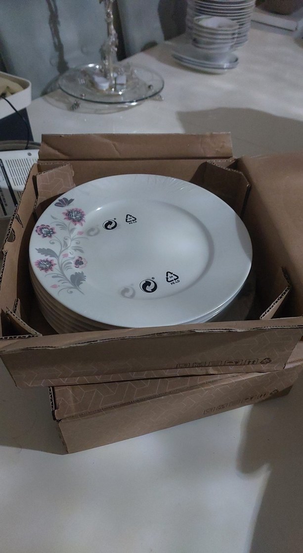 Gri Çiçek Desenli Beyaz Yemek Tabağı kırık beyaz ve incedir - Görsel 4