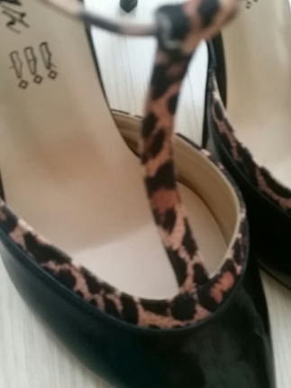 Diğer çok güzel hiç kullanılmamış siyah rugan leopar detaylı stiletto