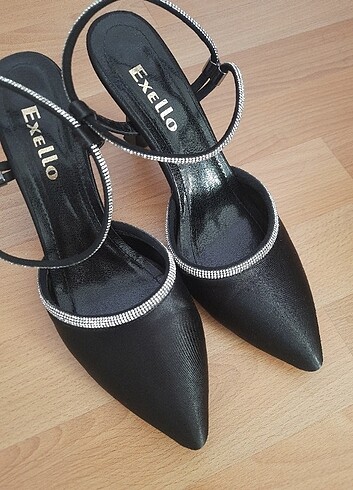 Siyah saten stiletto kadın topuklu ayakkabı 
