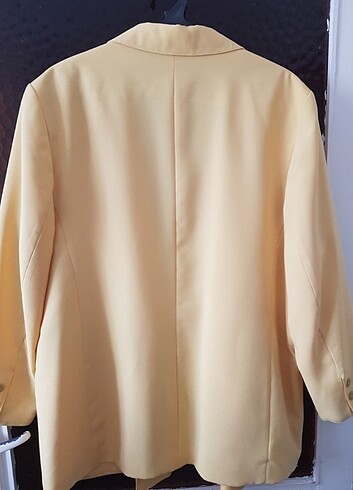 New Look Astarlı ceket rengi bi ton daha koyu, ısıktan açık görünüyor.