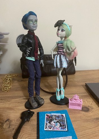 Monster High Rochelle Goyle and Garrott set