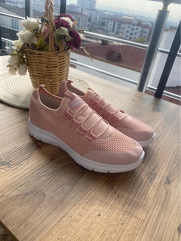 Pembe spor ayakkabısı