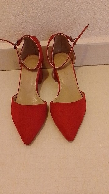 Kırmızı kısa topuklu ayakkabı 