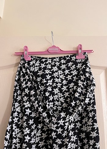 Siyah Beyaz Çiçekli Midi Etek - Görsel 3