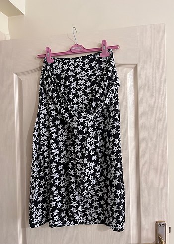 Siyah Beyaz Çiçekli Midi Etek - Görsel 2