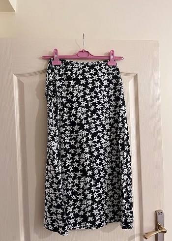 Siyah Beyaz Çiçekli Midi Etek - Görsel 4