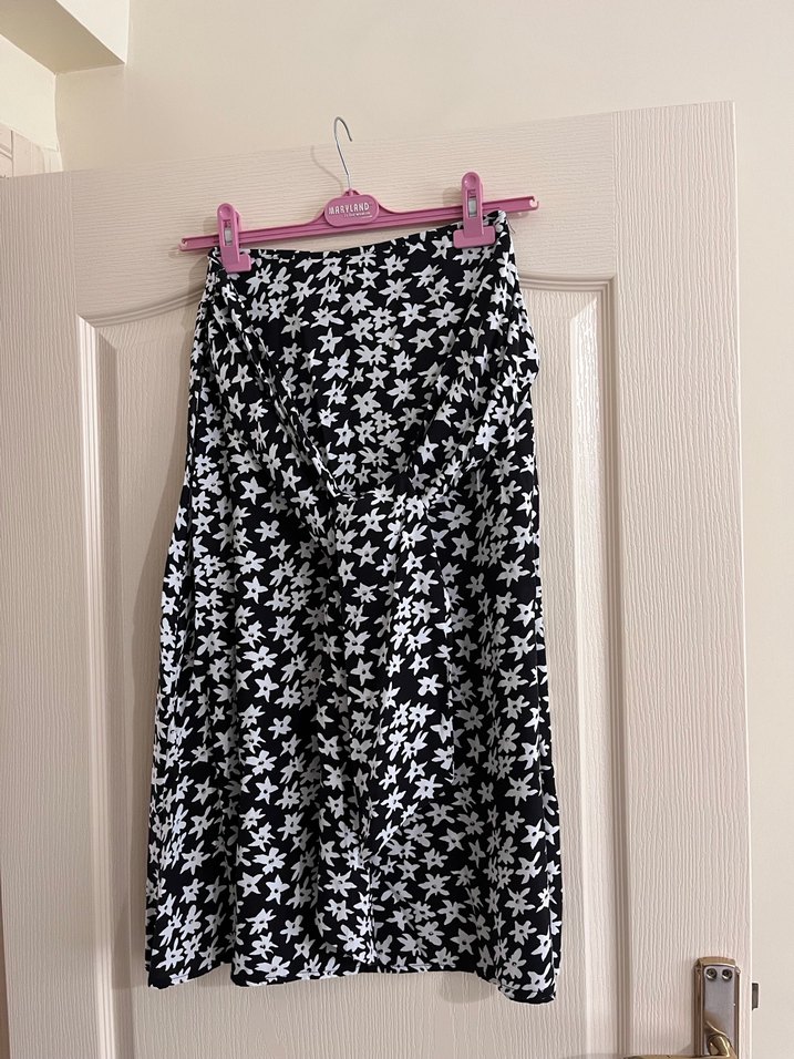 Siyah Beyaz Çiçekli Midi Etek - Görsel 2