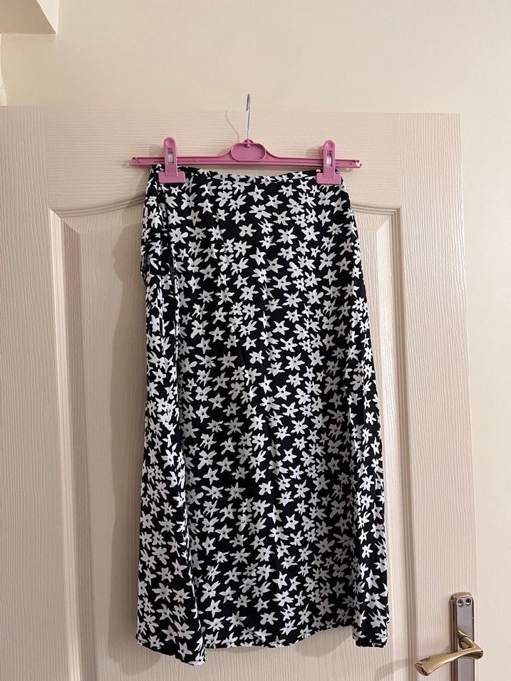 Siyah Beyaz Çiçekli Midi Etek - Görsel 4