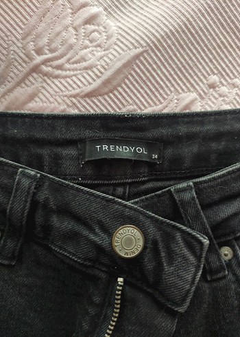 Trendyol & Milla Kadın Siyah Kot Şort, Loose Fit, Kemerli
