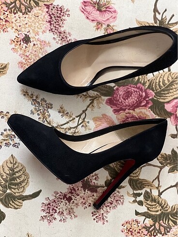 Siyah süet kırmızı taban stiletto