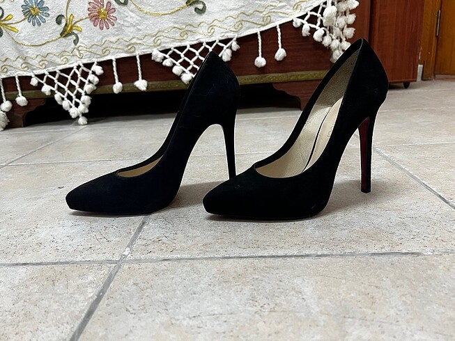 38 Beden Siyah süet kırmızı taban stiletto