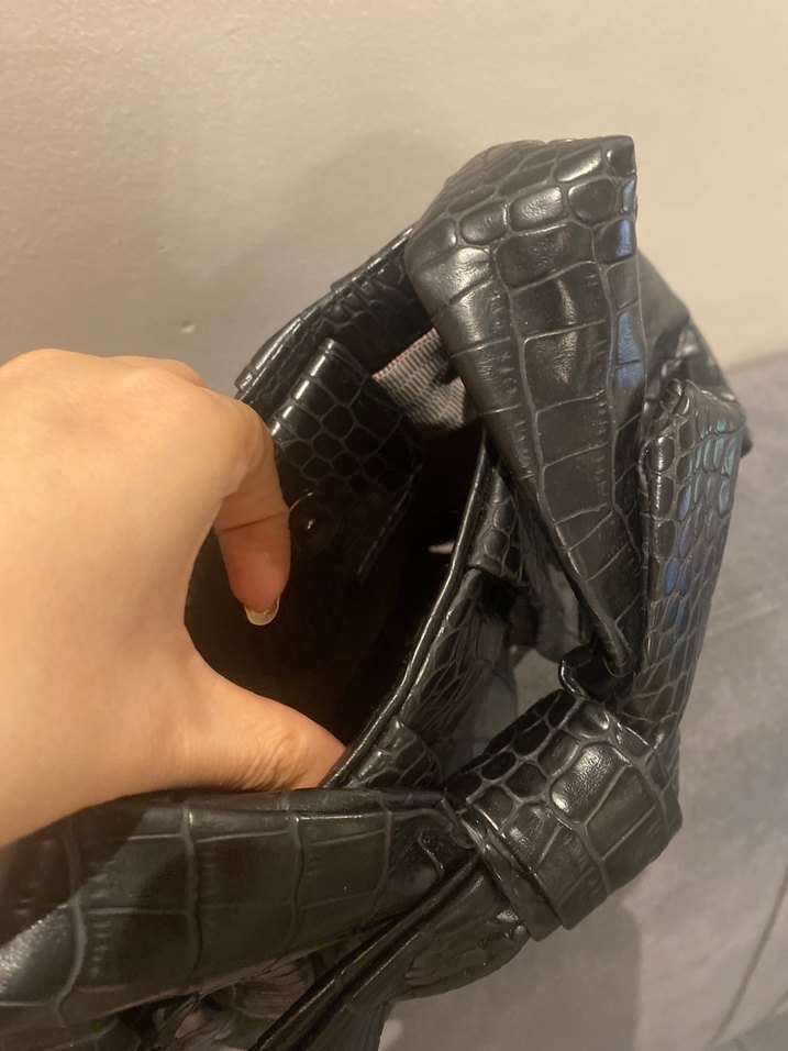 Siyah Yılan Derisi Desenli Tokalı Kadın Çanta - Görsel 2