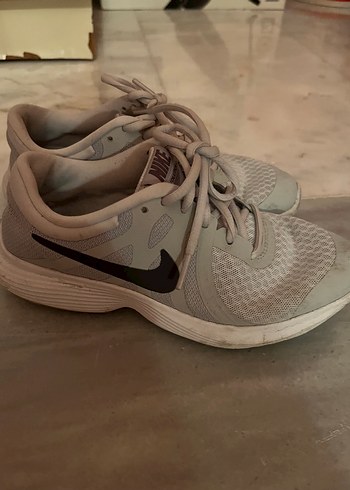 Gri Nike Bağcıklı Spor Ayakkabı