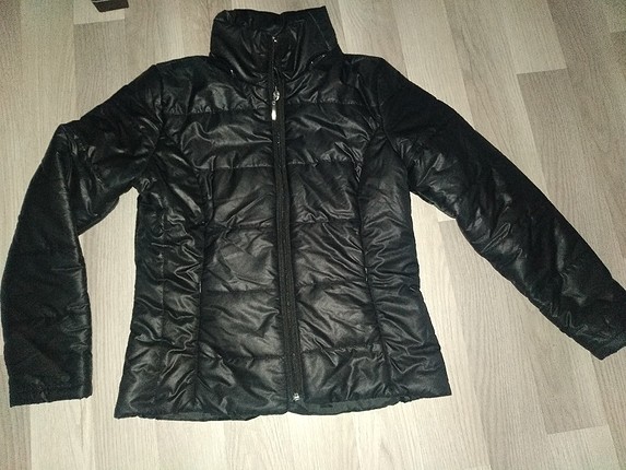 Bayan siyah şişme mont 42 beden fakat 38 bedenim bana oluyor her