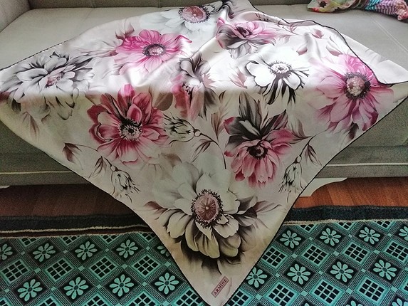 armine ???? ipek eşarp pembe çiçekli. 