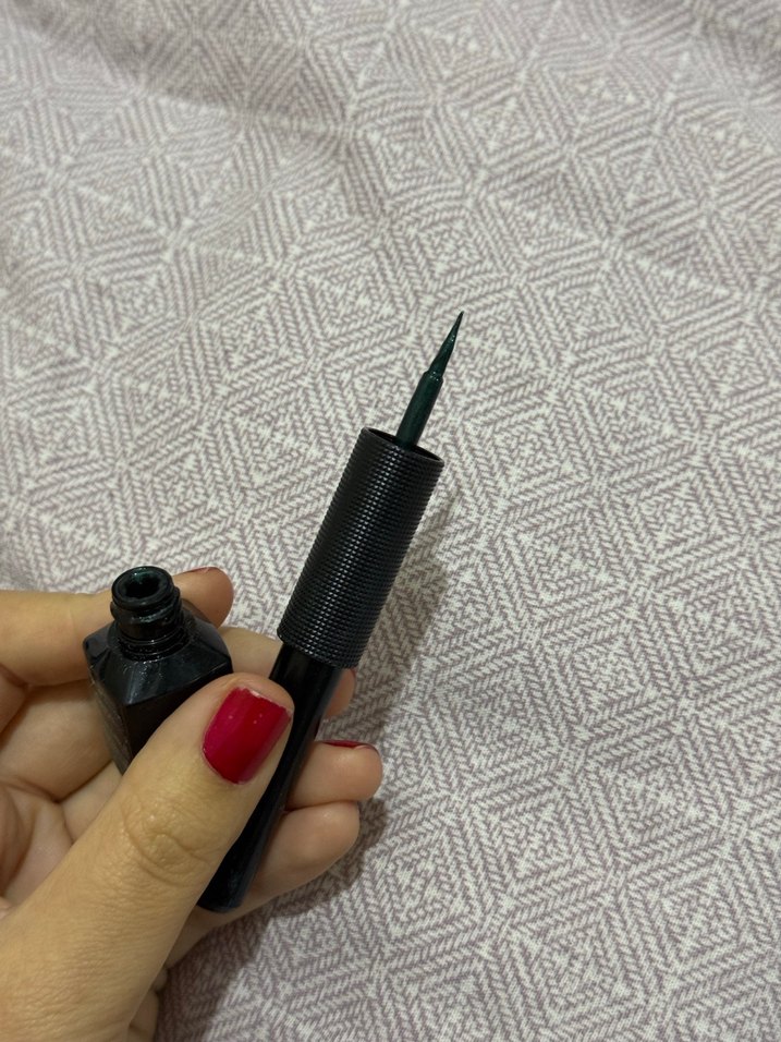 L'Oréal zümrüt yeşili eyeliner - Görsel 2