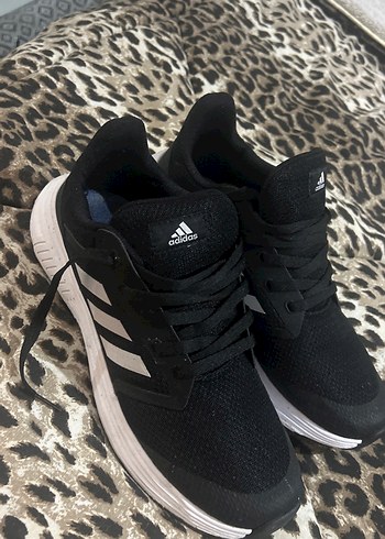 Adidas Siyah Beyaz Bağcıklı Spor Ayakkabı