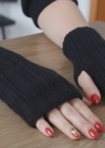 Siyah Örgü Parmaksız Eldiven - Görsel 2