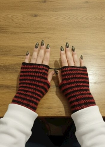 Kırmızı Siyah Çizgili Örgü Parmaksız Eldiven - Görsel 2
