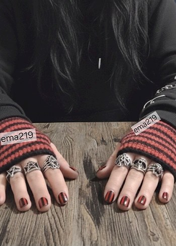 Siyah-Kırmızı Çizgili Örgü Parmaksız Eldiven - Görsel 2