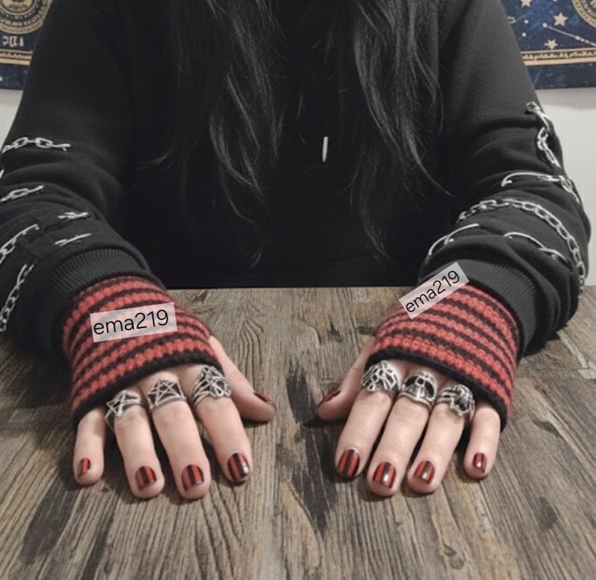 Siyah-Kırmızı Çizgili Örgü Parmaksız Eldiven - Görsel 2