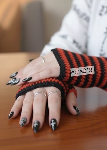 Kırmızı Siyah Çizgili Örgü Goth Eldiven - Görsel 2
