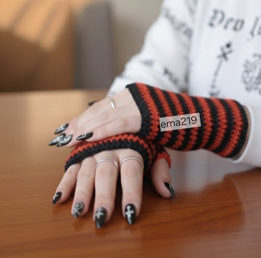 Kırmızı Siyah Çizgili Örgü Goth Eldiven - Görsel 2