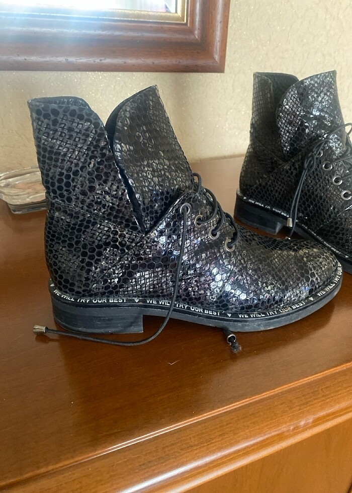 Yılan derisi bot - Görsel 2