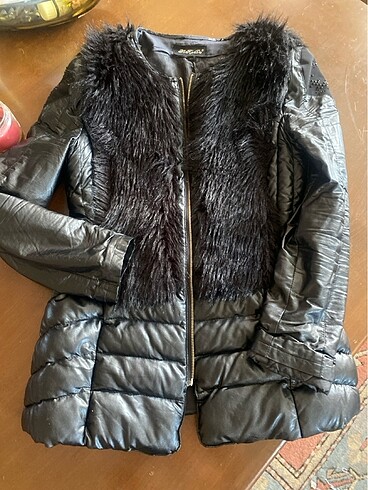Peluş yaka ve göğüsü fermuarlı cepli omuzlarında küçük parlak