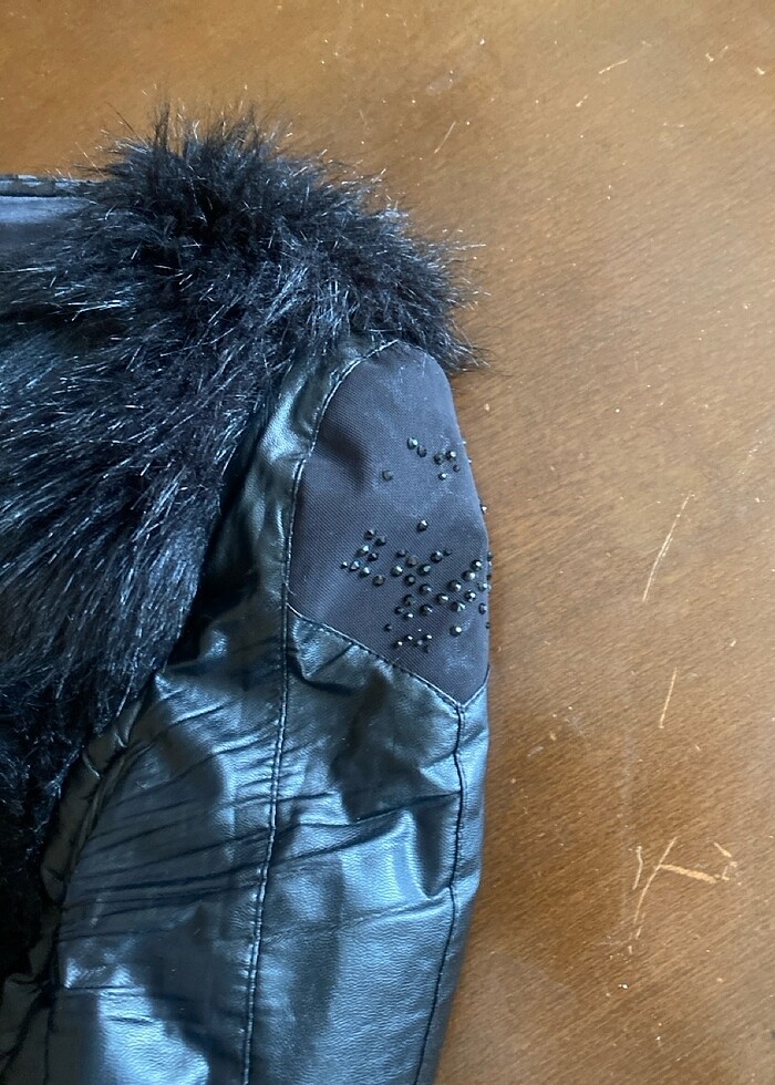 Peluş yaka ve göğüsü fermuarlı cepli omuzlarında küçük parlak - Görsel 2