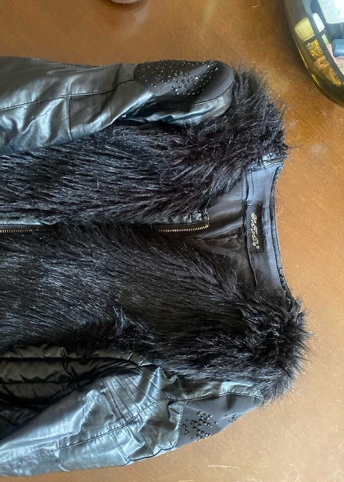 Peluş yaka ve göğüsü fermuarlı cepli omuzlarında küçük parlak - Görsel 3