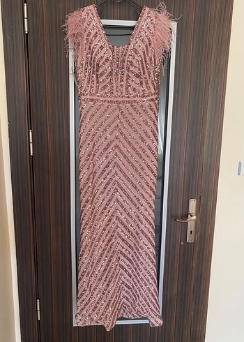 Pembe İşlemeli Tüy Detaylı Uzun Abiye Elbise