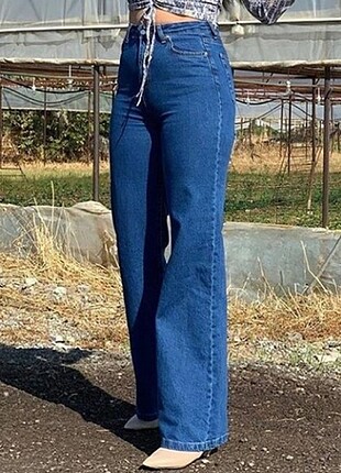 Zara model mom jeans