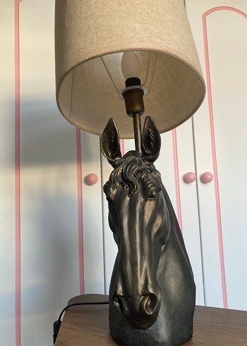 At Başlı Masa Lambası ve Figür - Görsel 5