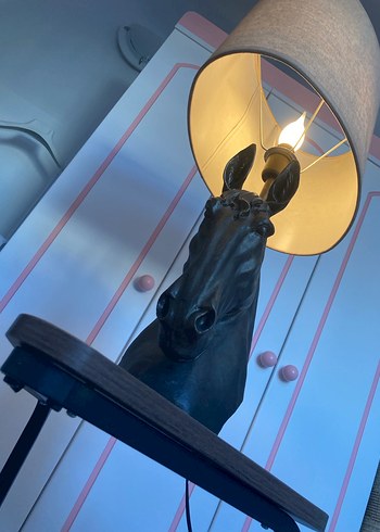 At Başlı Masa Lambası ve Figür - Görsel 9