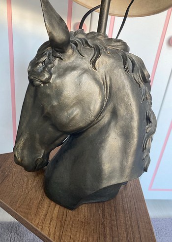 At Başlı Masa Lambası ve Figür - Görsel 2