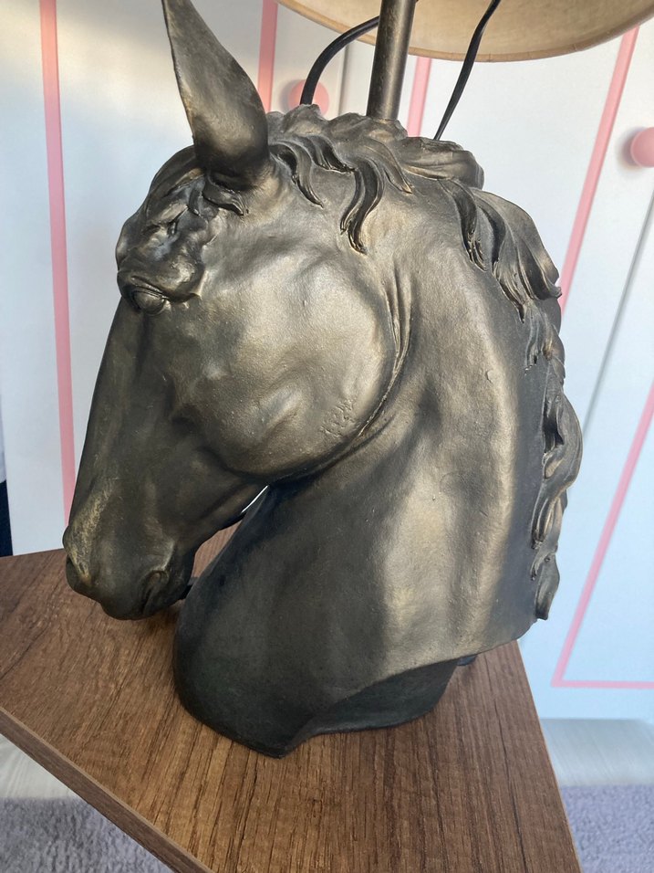 At Başlı Masa Lambası ve Figür - Görsel 2