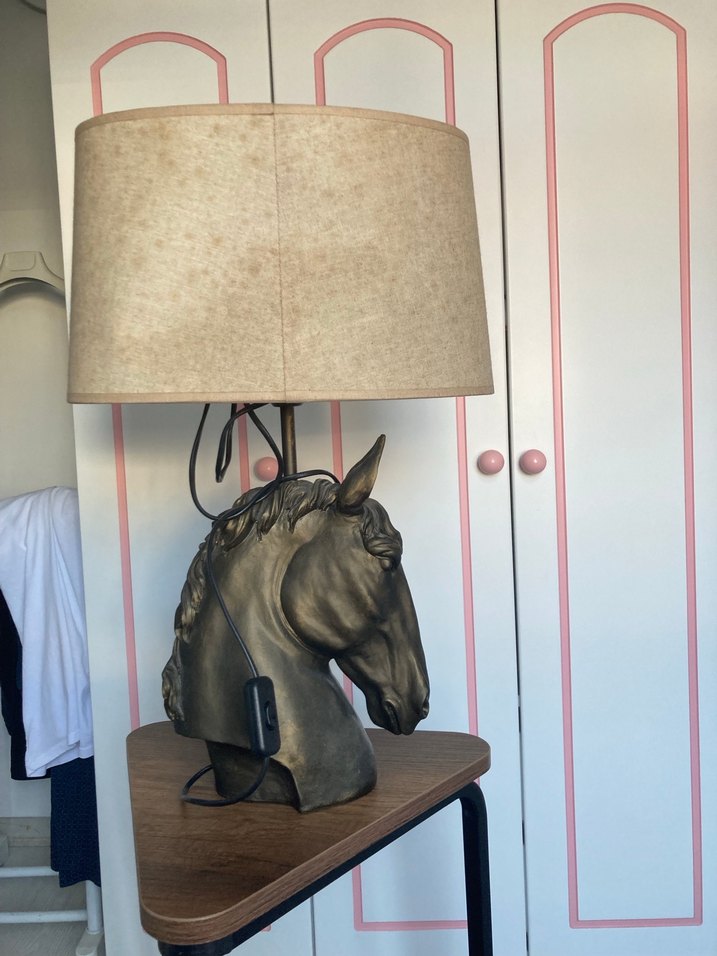 At Başlı Masa Lambası ve Figür - Görsel 3