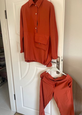 Düğmeli, Uzun Kollu Kırmızı Kadın Gömlek - Görsel 2