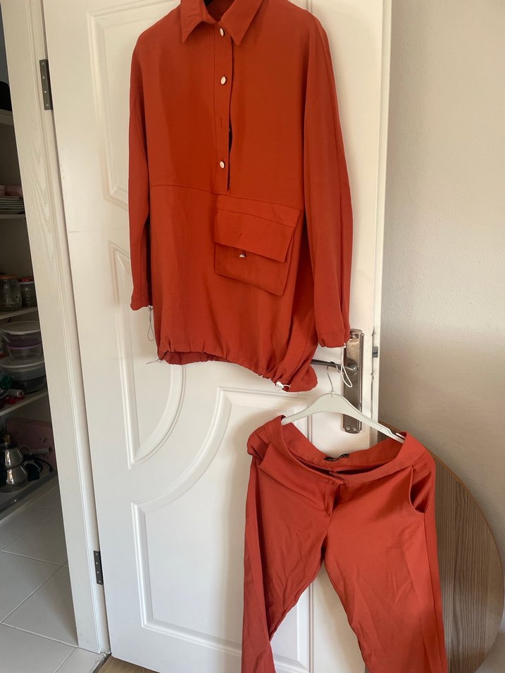 Düğmeli, Uzun Kollu Kırmızı Kadın Gömlek - Görsel 2