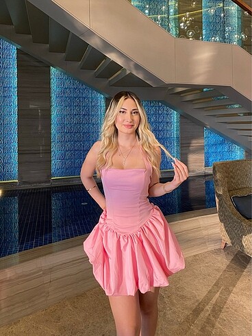 pembe boyundan bağlamalı gece elbisesi