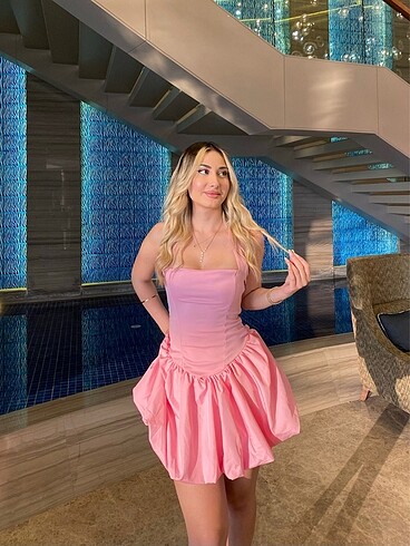 Diğer pembe boyundan bağlamalı gece elbisesi