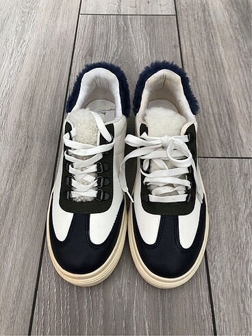 Twist Sneaker
