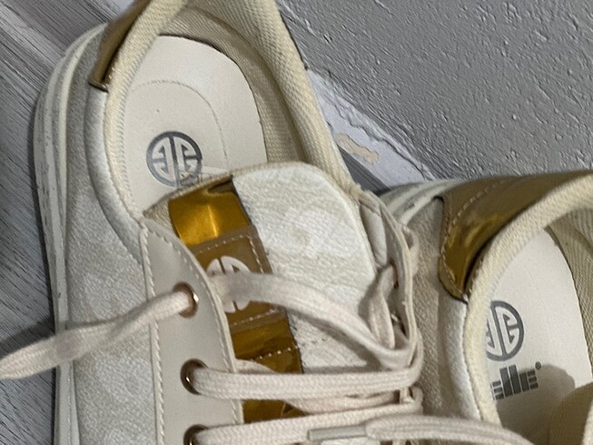 40 Beden Elle marka beyaz spor ayakkabı