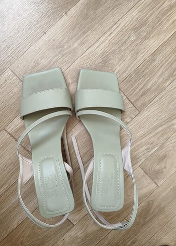 Bej Minimalist Dolgu Topuklu Kadın Sandalet