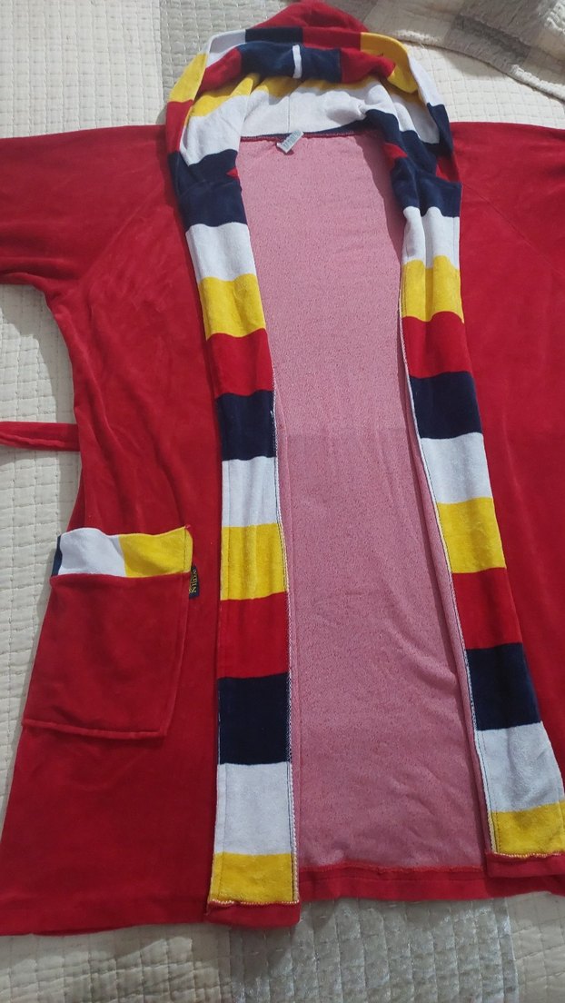 #kadife #kırmızı #sabahlık #bornoz. Kapşonlu ve önden tek cepli. - Görsel 3